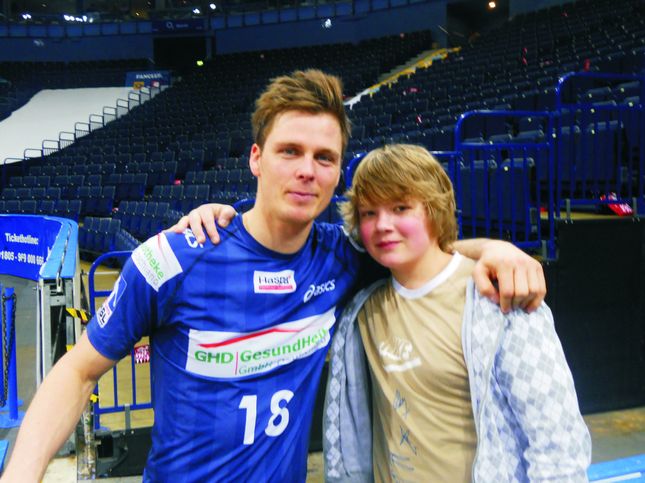 SportXperte Hendrik stolz mit Rechtsaußen Hans Lindberg, dem Bundesligatorschützenkönig 2009/2010.