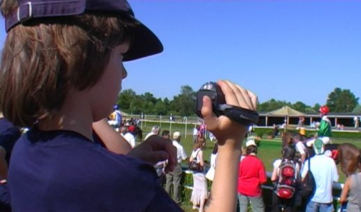 SportXperte Emil filmt den Einlauf der Pferde